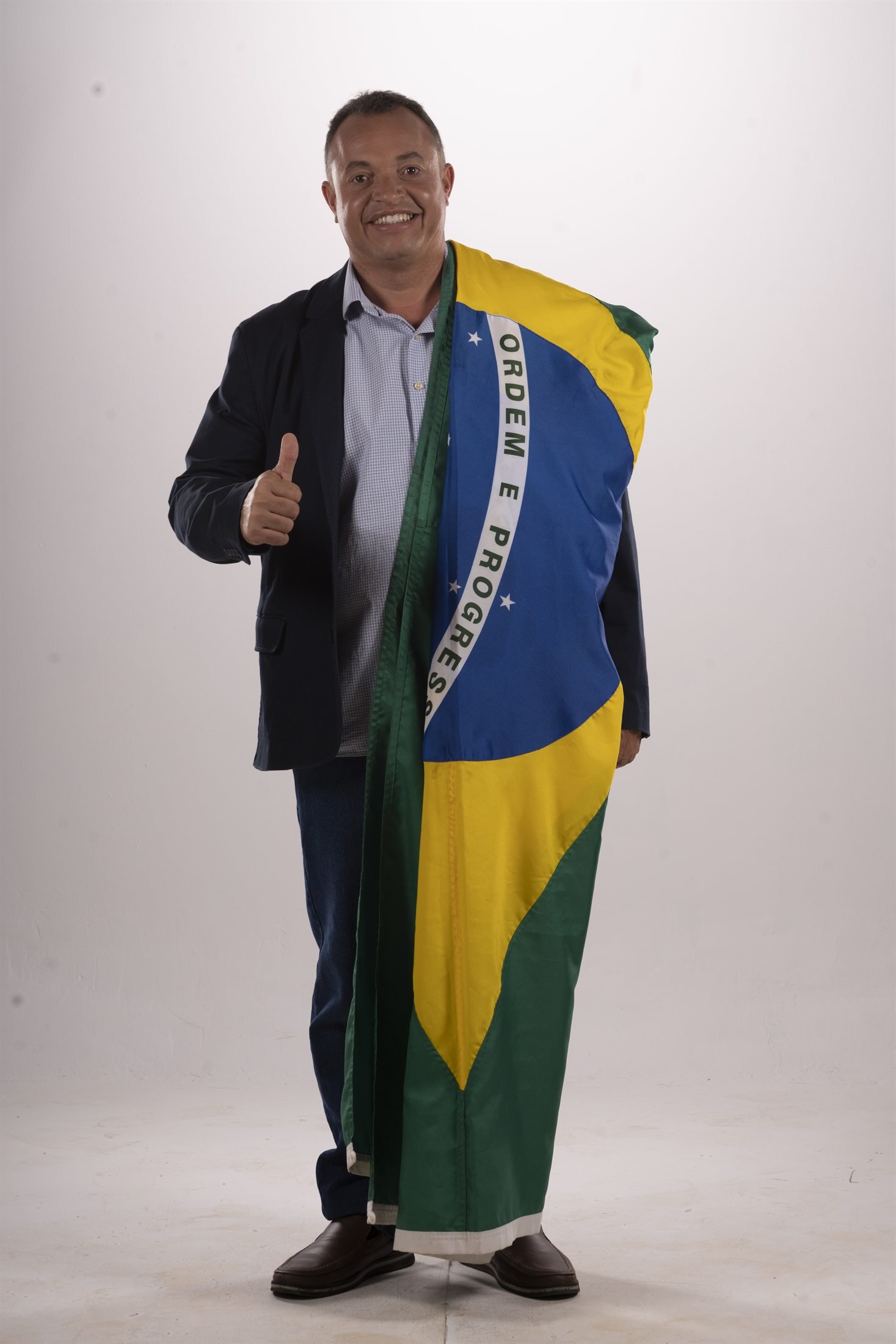Zé da Imperial com a bandeira do Brasil