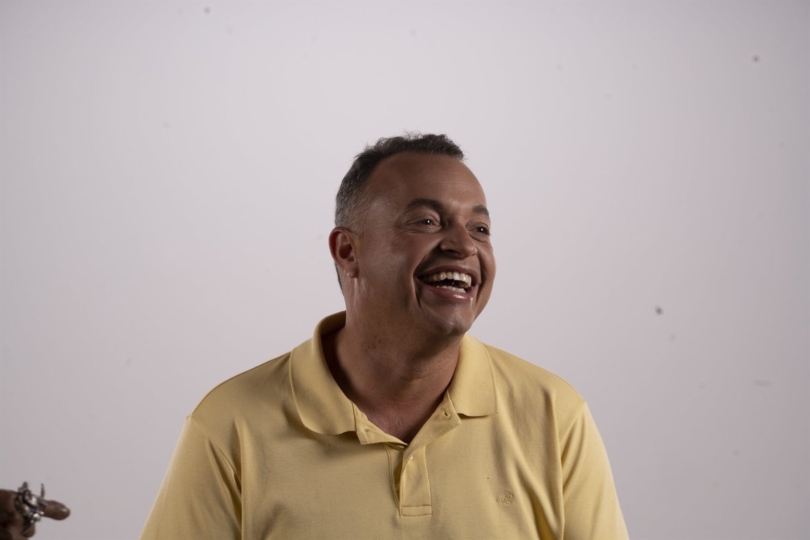 Zé da Imperial sorrindo durante ensaio fotográfico da campanha